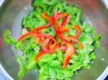 step4: 盛出苦瓜絲迅速用水沖涼後控干水分。放上紅椒絲和蔥絲，淋上調好的汁攪拌均勻即可