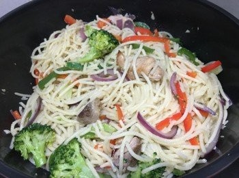 step7: 最後加入意粉快炒, 加入西蘭花 即成, 喜歡濃味一點, 可以加入黑胡椒碎