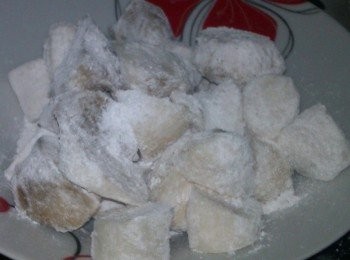 step2: 快速的將外皮沾裹地瓜粉