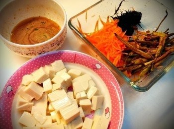 step1: 把<span class="group_1">食材</span>備好,濃湯包冷水調好,髮菜.金針皆泡水