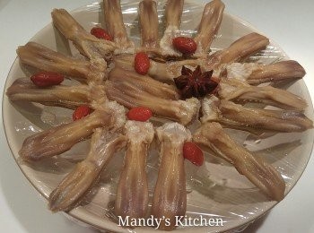 step4: 晚上臨食時將冰塊放在碟內,再包上保鮮紙後鋪上鴨舌淋上少少<span class="group_2">醉酒汁</span>即可。