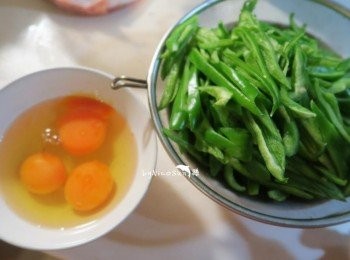 step1: 青椒切絲.蛋液攪拌均勻備用