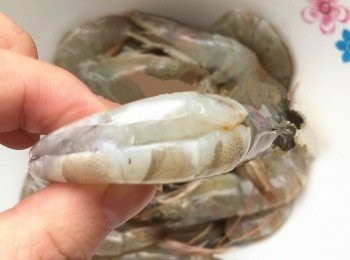 step1: 蝦洗淨，剪去須，爪，嘴，從背部剪開之尾端，挑掉黑線，蒜洗淨切碎成沫
