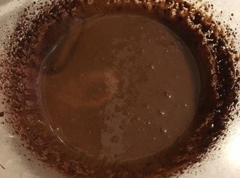 step1: 先將蛋黃放入碗中，加入可可粉拌勻（可用電動打蛋器輔助）