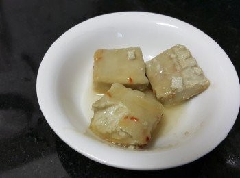 step2: 腐乳用各少少糖，雞粉，辣椒絲，黃酒先開成糊狀