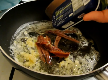 step2: 落牛油, 爆香蒜蓉, 再落鯷魚炒至散開