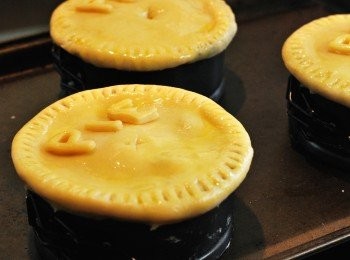 step13: 於已預熱400℉/200℃的烤箱裡烤約40分鐘，至派皮表面金黃，內餡液體滾熱即可

※ 烘烤途中表面可覆上一層鋁鉑紙以防太快上色，最後再取下鋁鉑紙烤至金黃