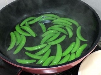 step3: 煲滾一鍋子水, 水滾後加入蜜糖豆汆水約1分鐘, 期間加少許鹽，後瀝乾備用
