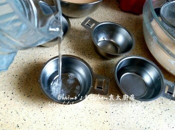 step5: 焗杯用冰水沖一沖洗 , 放入電蒸鍋內先蒸10分鐘