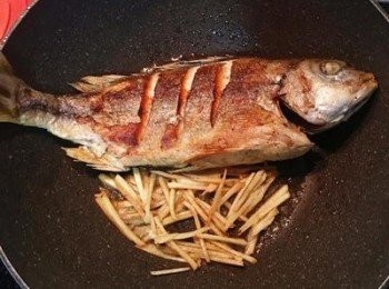 step5: 如鍋內餘油過多，請先用吸油紙吸除ㄧ些，接著用殘油爆香薑絲；