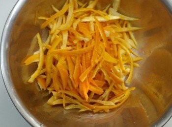 step5: 再將果皮切成細絲條