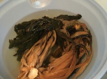 step2: 菜乾用水浸至軟身發開，然後再用清水沖走沙粒。
