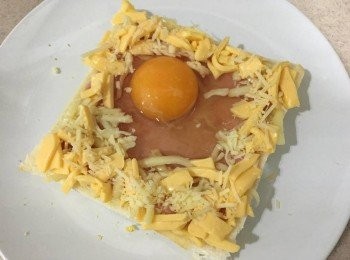 step2: 跟住鋪上火腿、雞蛋、芝士, 加少許鹽、黑椒碎作調味