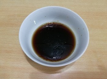 step7: 將生抽、鹽、麻油、花雕酒、魚露和糖混合好。