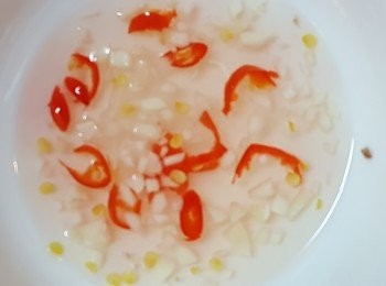 step9: 最後將<span class="group_3">辣椒蒜醋汁</span><span class="group_1">材料</span>拌勻，即可沾滷水食材。