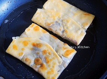 step10: 在不沾鍋中加入2湯匙油，煎至兩面金黃香脆，取出切件便成。