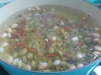 step2: 熱水後落豆,水滾後轉細火煲一小時,其間需攪拌一下。
