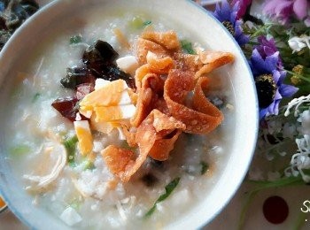 step10: 把粥盛好 , 加點鹹,皮蛋和雲吞薄脆