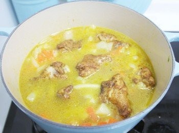 step5: 放入雞腿倒入水，蓋上鍋蓋以中小火煮約30分鐘。