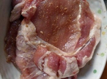 step1: 先將豬扒洗乾淨，用刀背輕輕拍鬆拍並在筋位切一刀。 放入醃料, 把豬扒兩面平均塗勻, 醃約30分鐘。