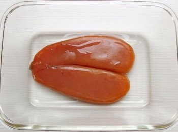 step3: 將烏魚子用高粱酒浸泡正反兩面各5分鐘,讓外皮稍微軟化。這樣可幫助除去外層的薄膜及增添風味。