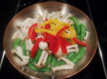 step3: 由於覃菇類容易生水,料理時不須添加任何水份,此時再加入彩椒拌炒一下,蓋上鍋蓋煮約1分鐘,開蓋後加入海鹽做調味即可起鍋。