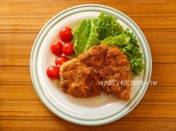 step7: 最後再將生菜、番茄與豬排一起擺排就完成了。