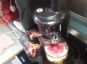 step6: 最後才榨菠蘿汁,將三款汁混合一起即可飲用