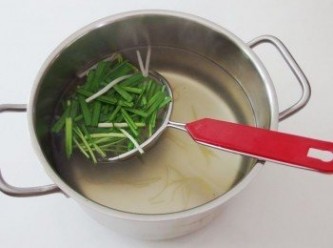 step4: 韭菜及豆芽菜也汆燙至熟