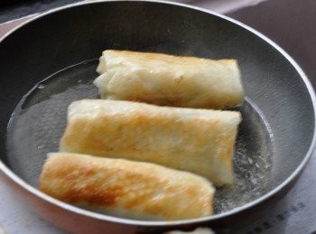 step13: 放至油鍋中慢慢煎至兩面金黃即可