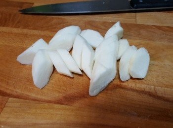 step2: 紫無花果切半，淮山去皮切塊