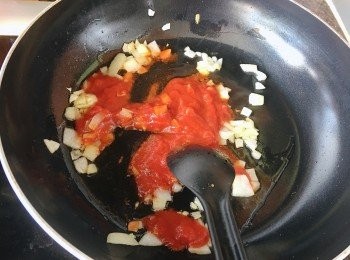 step7: 下油炒香洋蔥&蕃茄意粉醬