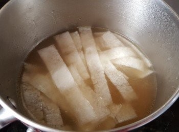 step9: 將冬瓜用烚蓮子的湯,開蓋煮約10秒,待冬瓜略為軟身(不要煮太耐,否則冬瓜會爛)(冬瓜略焯一焯才容易卷起)