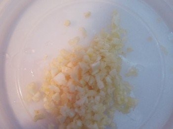 step4: 蒜頭去衣後切醉。
