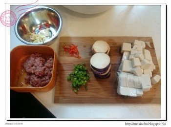 step2: 免治豬肉醃30分鐘。