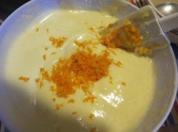 step4: 再加入磨好的橙皮屑和鮮搾橙汁，再用橡皮刮刀刮拌均匀