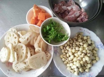 step1: 澎湖排骨洗淨、蓮藕削皮洗淨並切片、胡蘿蔔削皮洗淨並切塊、蓮子洗淨、香菜切段，備用；