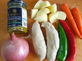 step1: 準備好所有<span class="group_1">材料</span>。先燒熱一鍋水，將馬鈴薯及甘筍烚至半熟，盛起，備用。