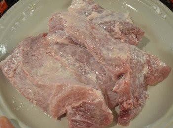 step1: 梅頭肉洗淨，放入生粉拌勻，醃半小時。（用生粉拌勻可發揮滲透的作用，醃出來的肉會更鬆軟和嫩滑。）