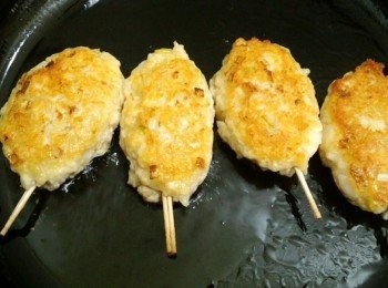 step3: 用小火慢煎到兩面成焦糖色後加上一杯酒再蓋上鍋蓋悶熟