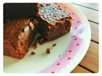 step3: 然後篩入麵粉，加入巧克力碎片拌勻，倒入焗盤內，放9入烤箱烘烤25至30分鐘即成！