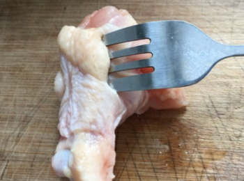 step2: 用叉子在雞腿上多叉些孔洞。