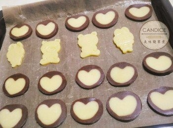 step14: 麵團組合❸ 切好放置烤盤，烤箱預熱至170℃-180℃。 烤焙10～15分鐘至金黃色即可。