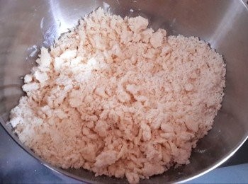 step2: 用手指將牛油擠碎，與麵粉拌勻，成麵包糠