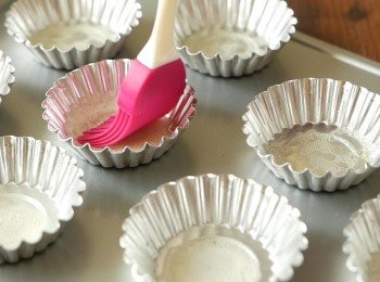 step12: 組合與烤焗（步驟12-22）：
在每一個撻模內噴油，以掃掃勻油份。