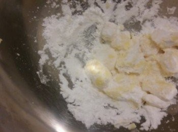 step2: 牛油切粒加糖霜和巳篩的中筋粉用手搓勻。