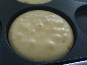 step3: 盤或鑊掃油請用廚紙抹走多餘油份, 先用中細火預熱盤或鑊, 倒入粉漿形成圓形, 之後轉細火慢慢煎, 煎到有氣泡穿孔, 可看看面顏色是否啡色, 如是可反轉。