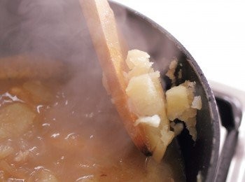 step10: 不要開火，用拌匙將馬鈴薯往鍋子 內側壓碎