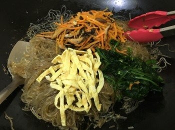 step11: 最後將其他所有材料加入炒勻即成, 可加入老抽上色在粉絲上, 賣相更美觀, 最後灑上芝麻即成