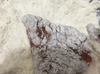 step13: 豬扒粘上麵粉